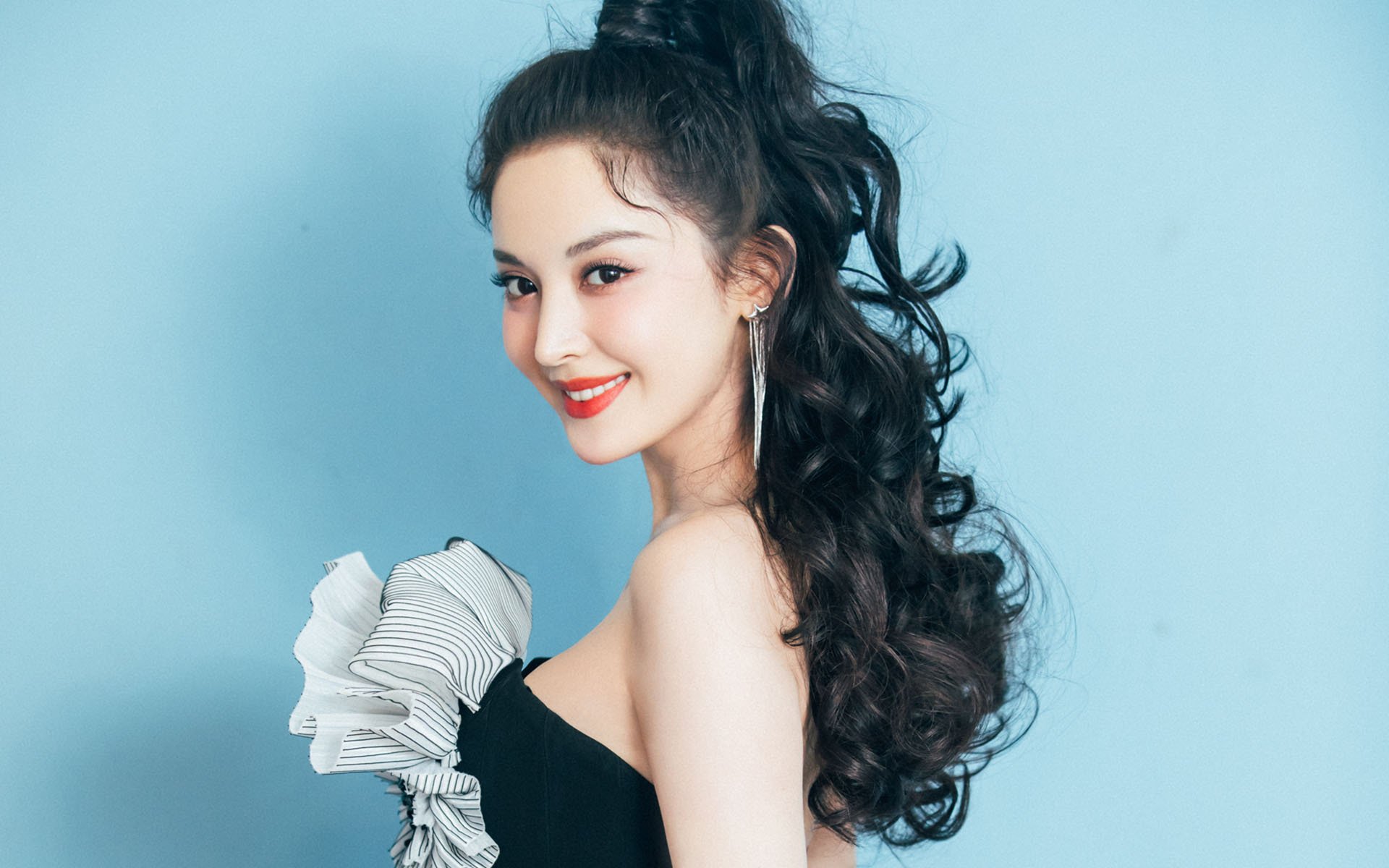 开云官方网站-“海岸狂飙：沿线海天一色的极速赛段”